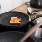 Kako očistiti ponev: učinkoviti načini za različne vrste posode