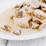 piscancji-file-z-gobami-v-smetanovi-omaki-recept-za-razkosno.webp.webp